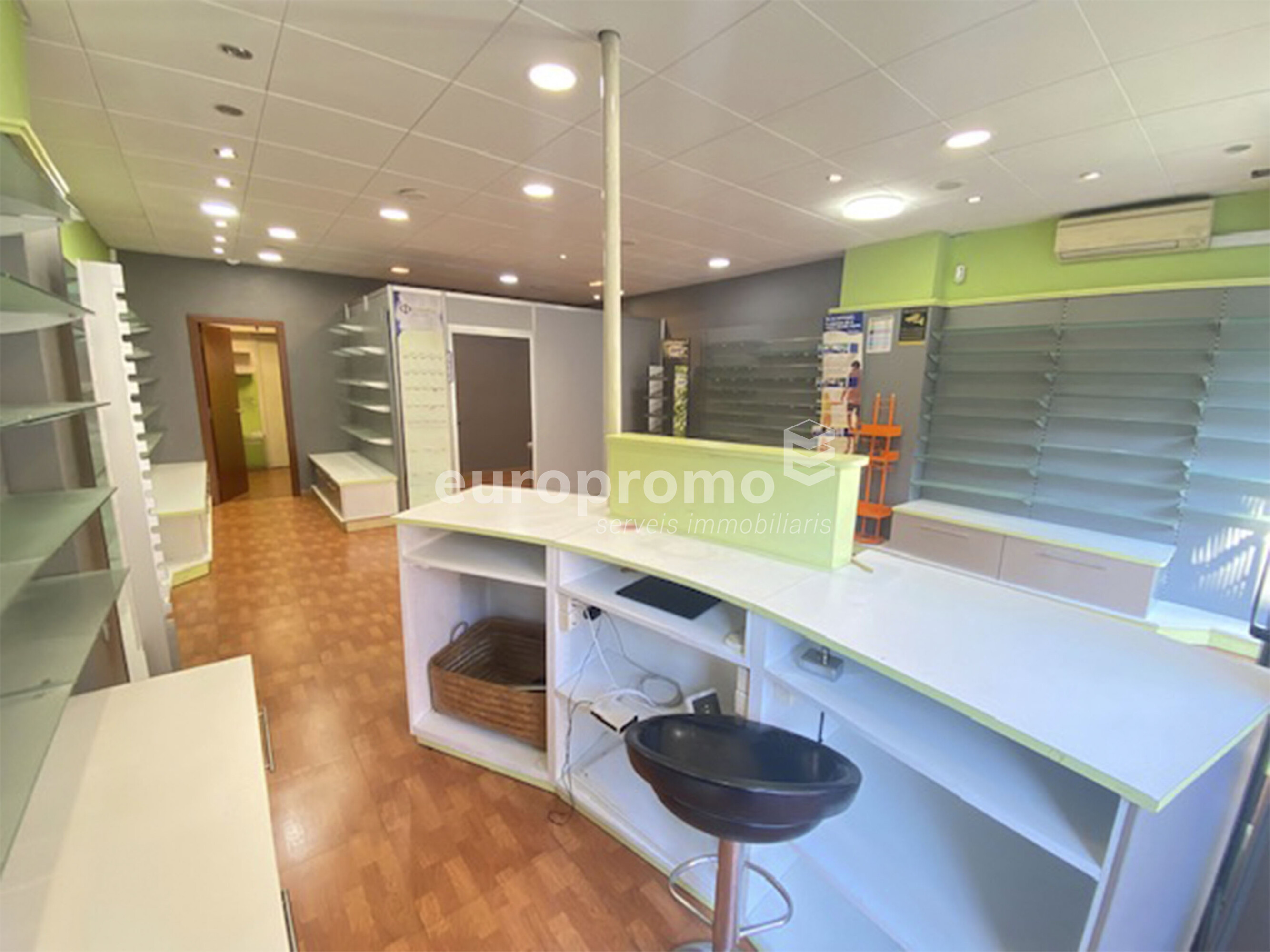 Local comercial de 60m2 situat en el  centre de Girona plaça Josep pla!